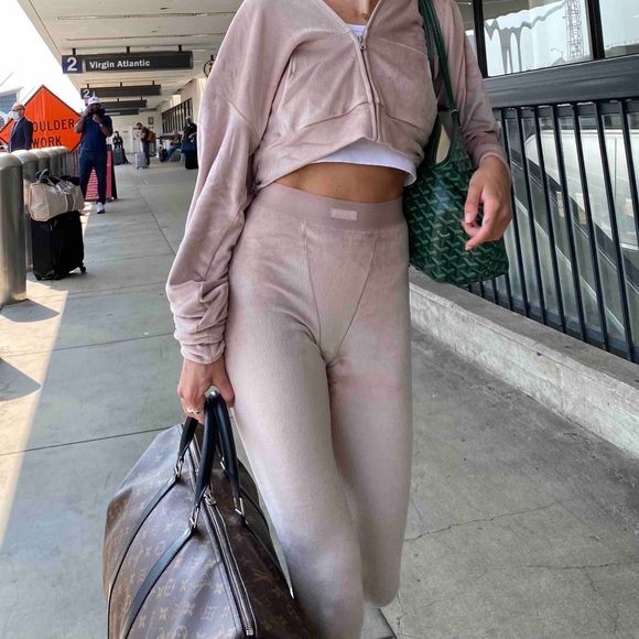 SKIMS Outfit Cream Tank Top and brown Ame Velour Leggings Set Small - Picture 2 of 9